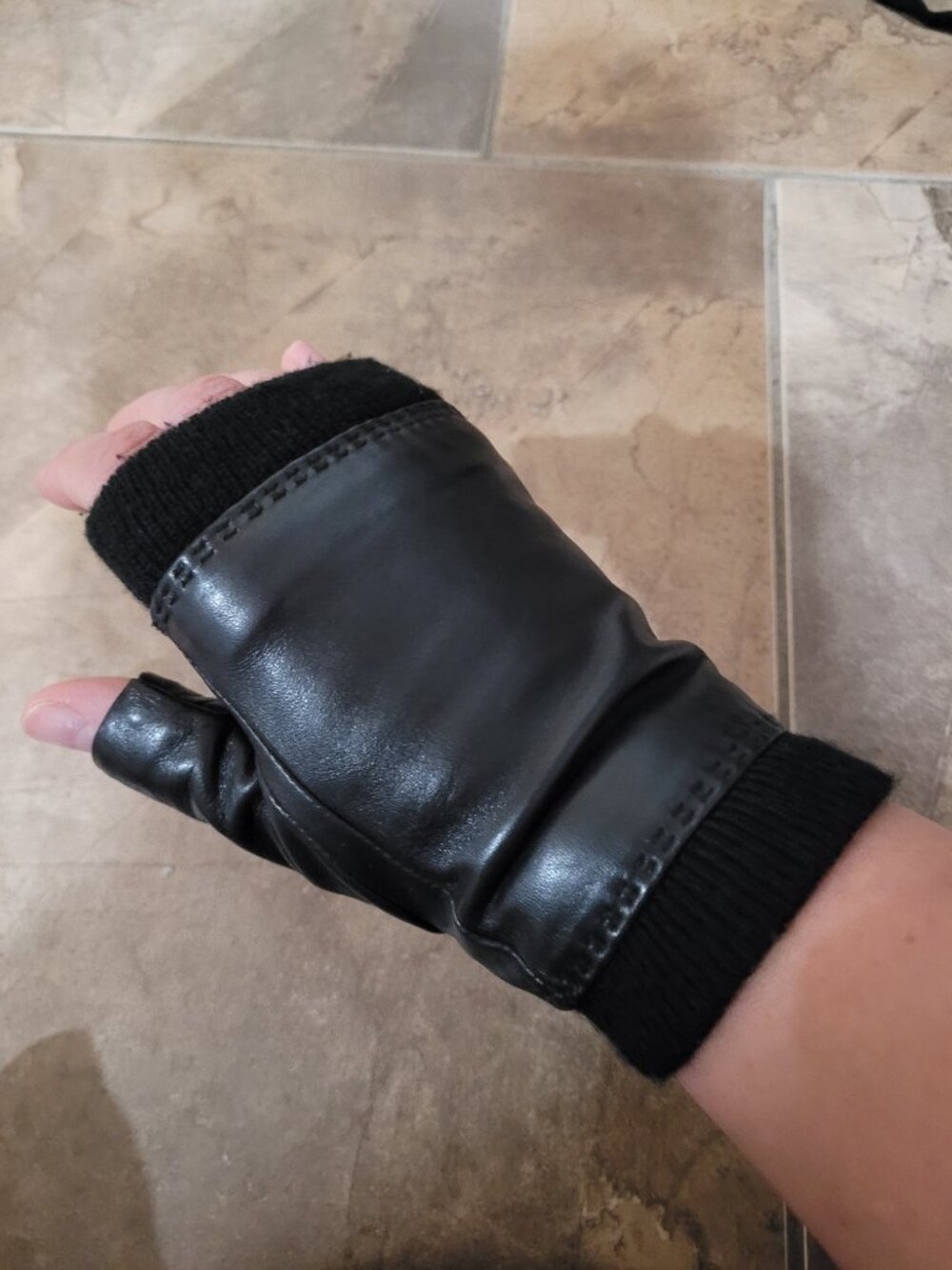 Danier Leather Black Genuine Leather Fingerless Gloves